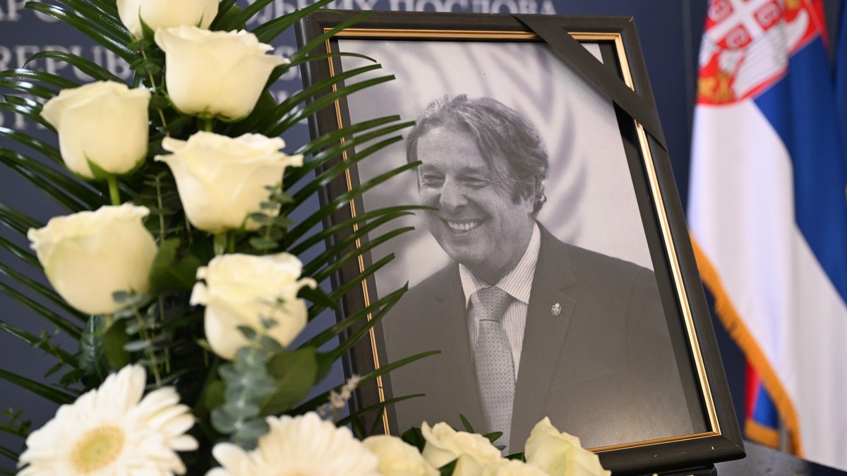 (FOTO) UMRO MILAN MILANOVIĆ Održana komemoracija našem ambasadoru: Oglasio se Dačić Kép