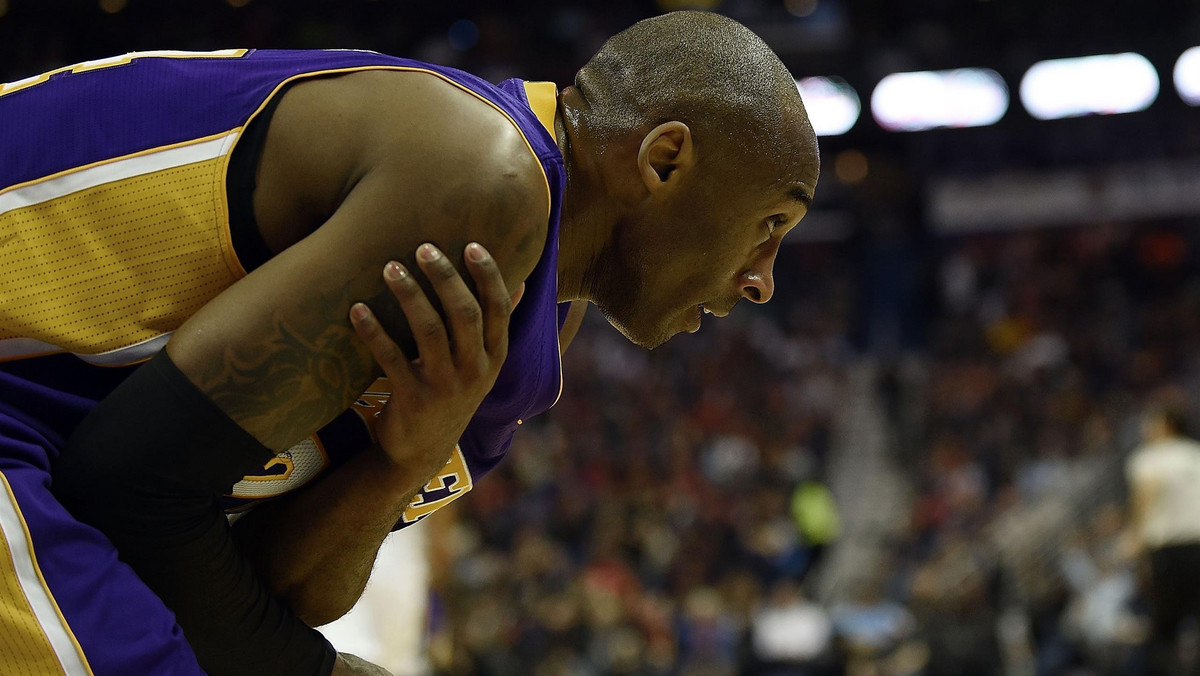 Najgorsza z możliwych wiadomości dla fanów Los Angeles Lakers stała się faktem - Kobe Bryant w tym sezonie już nie zagra. Gwiazdor NBA musi się poddać operacji prawego barku.