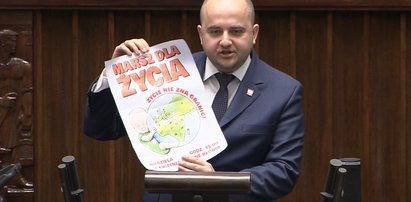 Poseł wszedł na mównicę z... "małym Jasiem". Zaczął mówić o "unicestwieniu dziecka"