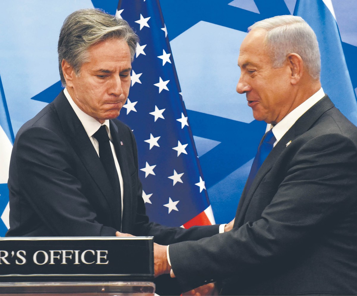 Między USA a Izraelem rosną różnice i spory, Amerykanie są przeciwni wojskowej operacji lądowej w Rafah. Na zdjęciu szef dyplomacji USA Antony Blinken i premier Binjamin Netanjahu