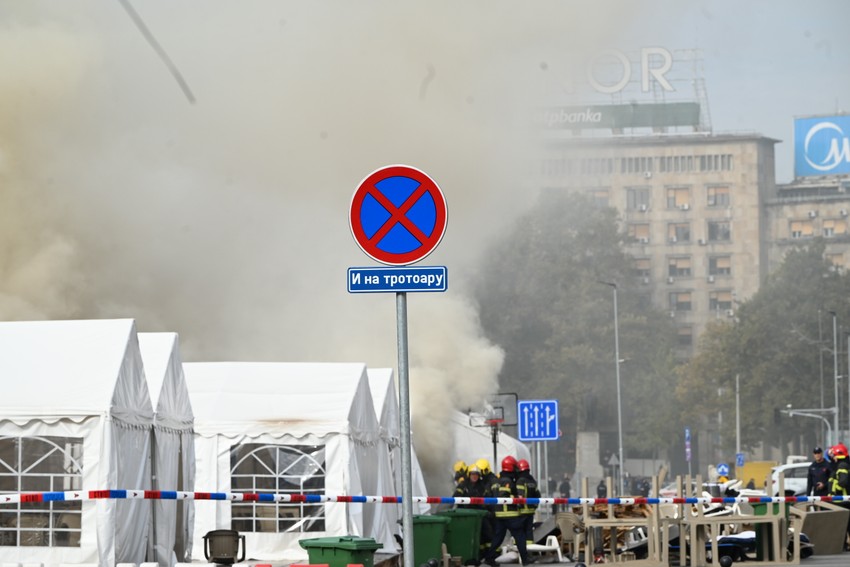 Požar ispred skupštine