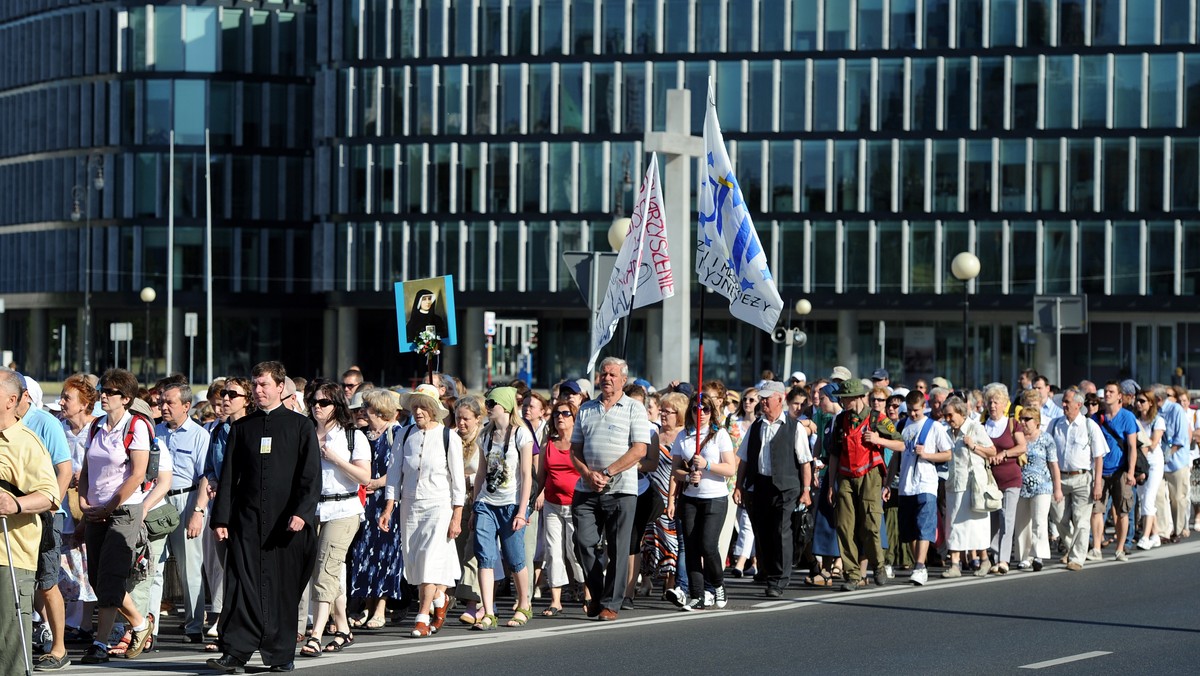 Procesja z relikwiami Papieża Polaka dotarła do Świątyni Opatrzności Bożej. Na Polach Wilanowskich zgromadziło się kilka tysięcy wiernych - informuje tvnwarszawa.pl.