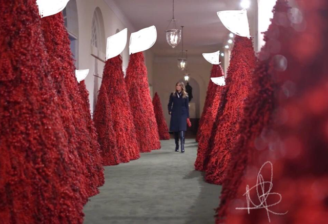 Melania Trump ismét óriási botrányt okozott horrorisztikus karácsonyi dekorációjával