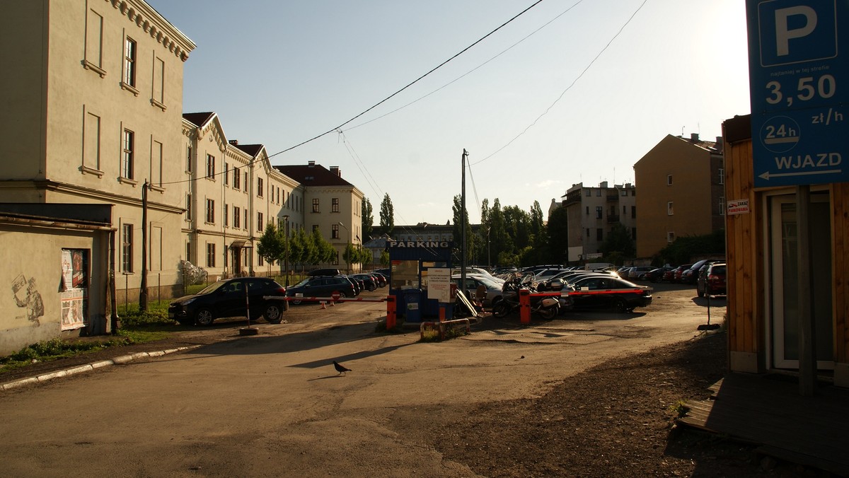 Krakowianie w ciągu tygodnia zebrali 4 tysiące podpisów za utworzeniem parku przy ulicy Karmelickiej w miejscu obecnie istniejącego parkingu. Te trafiły już do urzędników. Mieszkańcy chcą, aby teren został pokryty zielenią. Magistrat do takiej wizji nie jest przekonany.