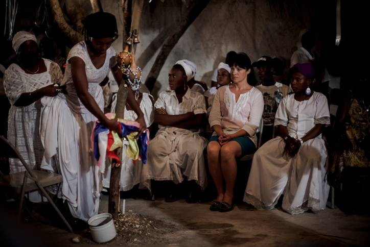 Ewa Drzyzga w czasie ceremonii Voodoo