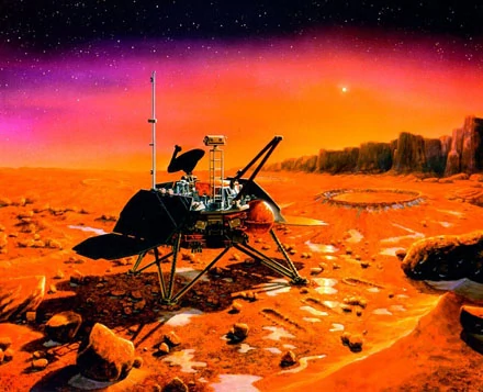 1999 - Mars Polar Lander - Sonda uderza o powierzchnię Marsa  z prędkością 80 km/h i rozbija się. Powód: software zinterpretował wysunięcie się odnóży lądowniczych jako dotknięcie podłoża i wyłączył silnik. (Fot. Chip.pl)