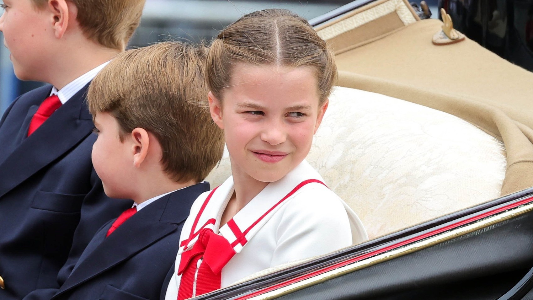 Princezná Charlotte má aj iné vzory, než len svoju mamu. Predtým to bola kráľovná Alžbeta II., jej prababička, dnes je to jej sestra dcéra, pricezná Anna