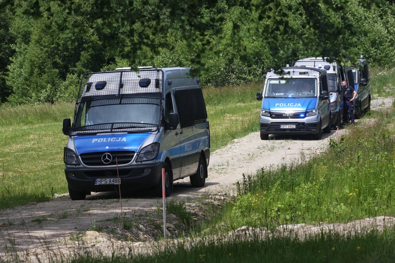Czwarty dzień poszukiwań Tadeusza Dudy w okolicach Limanowej. W poniedziałek 30 czerwca policjanci przenieśli się bliżej Zalesia - rodzinnej wsi mordercy