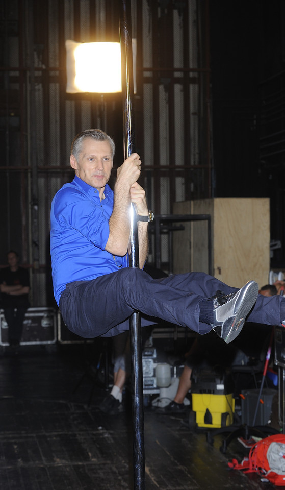 Robert Kozyra tańczy na rurze podczas warszawskiego castingu do programu "Mam talent!" (fot. mwmedia)