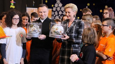 Prezydent Andrzej Duda z małżonką pakowali paczki żywnościowe dla potrzebujących