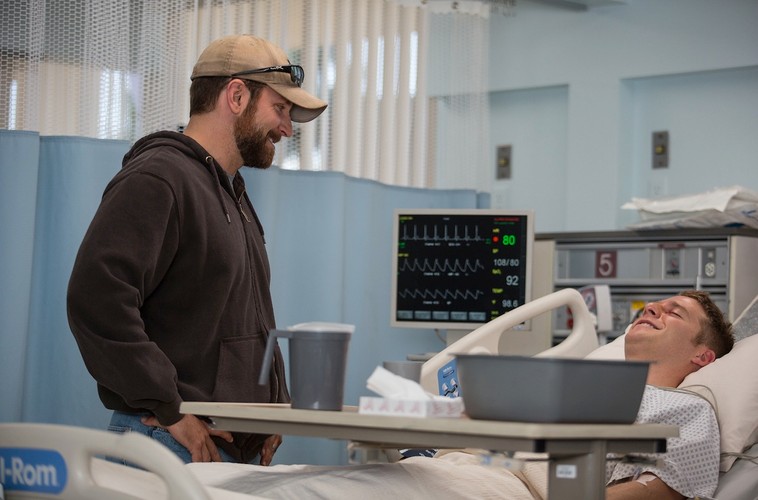 W nowym zwiastunie 'Snajpera' widzimy bohatera na wojnie i w domu...