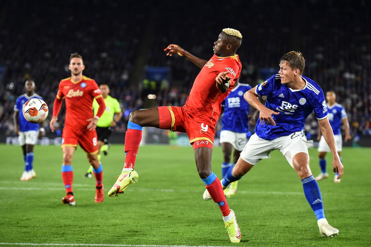 Piłkarz SSC Napoli Victor Osimhen (C) podczas meczu z Leicester City
