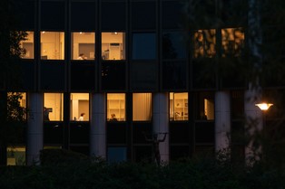 „Niezastąpiony” pracownik może zapomnieć o awansie i podwyżce? Uważaj na zawodową klatkę [OPINIA]