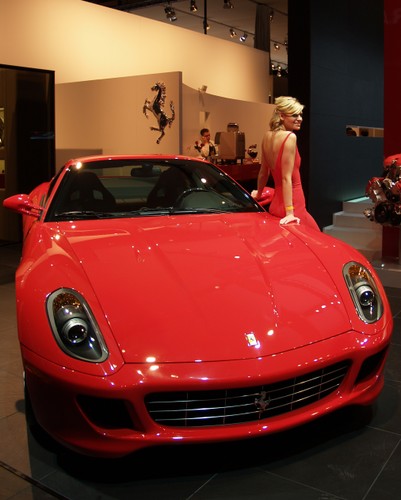 Gorąca czerwień ferrari i gorąca dziewczyna