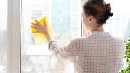 profesjonalny trik na lśniące okna po zimie. wystarczy jeden składnik za kilka złotych