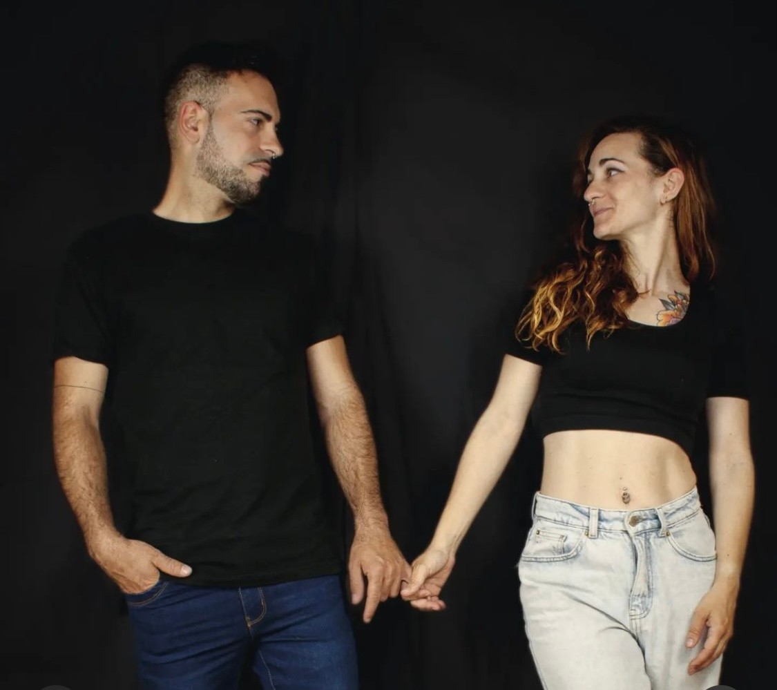 Súrodenci sa po pár mesiacoch písania do seba zamilovali.