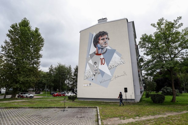 Mural upamiętniający byłego wybitnego piłkarza Włodzimierza Lubańskiego