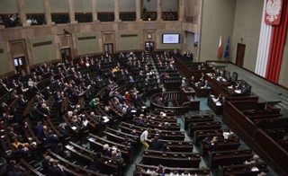 Od uzdrowienia klimatu po zmianę toksycznego ustroju. Polityczne dziewictwo potrzebne od zaraz [ESEJ]