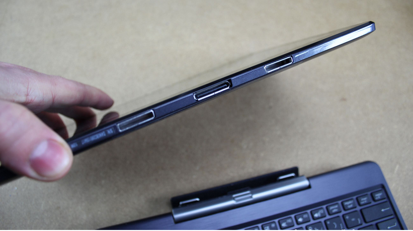 Jest jednym z najlepszych przykładów wielofunkcyjnych urządzeń, łączących w sobie funkcje tabletu, notebooka oraz urządzenia mobilnego. Sprzęt typu Asusa T-100 coraz bardziej wypiera z rynku tradycyjne laptopy. Ten model Asusa jest wyposażony w 10-calowy ekran. Ten ultramobilny model urządzenia klarownie pokazuje, jak bardzo zmienił się sprzęt elektroniczny na przestrzeni ostatnich lat. Asus T-100 charakteryzuje się niewielkim kosztem, rozmiarem oraz wagą.