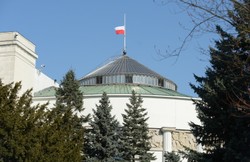 Flagi opuszczono bezprawnie? Ekspert: Nie ma żadnej podstawy