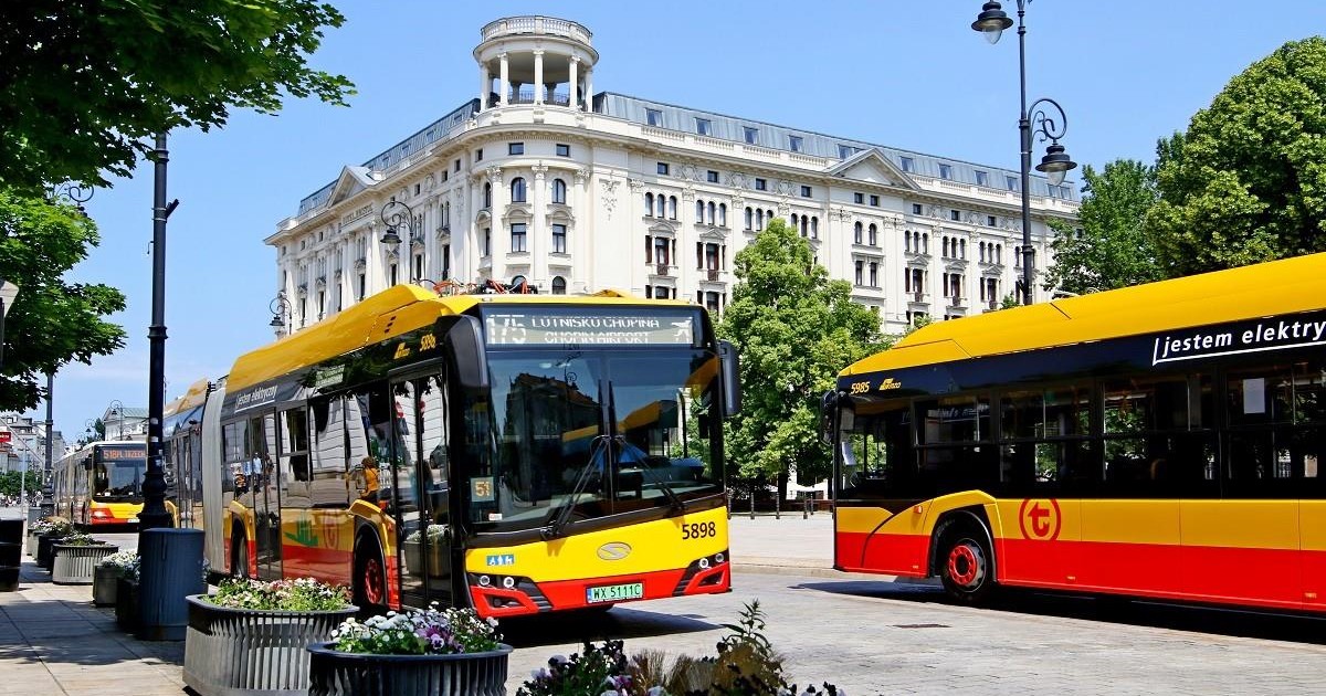 Stolica jest liderem zeroemisyjności. Kolejne autobusy elektryczne na ulicach. Jeden szczegół przykuwa uwagę