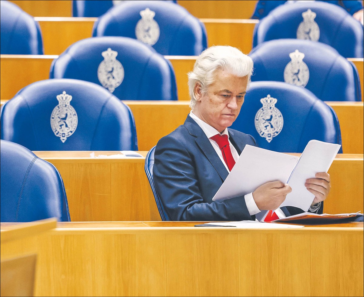 Geert Wilders z Partii Wolności w trakcie wczorajszej debaty w holenderskim parlamencie na temat dalszych losów gabinetu w Hadze