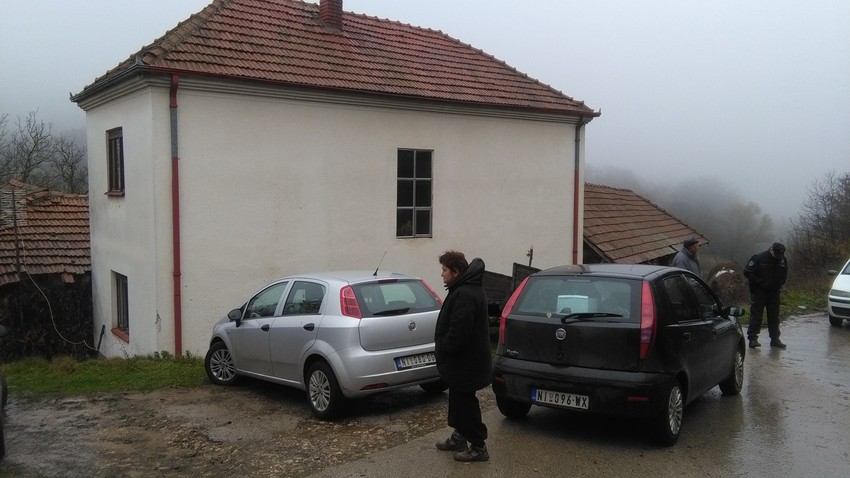 Policija i rođaci ispred kuće ubijenog čoveka