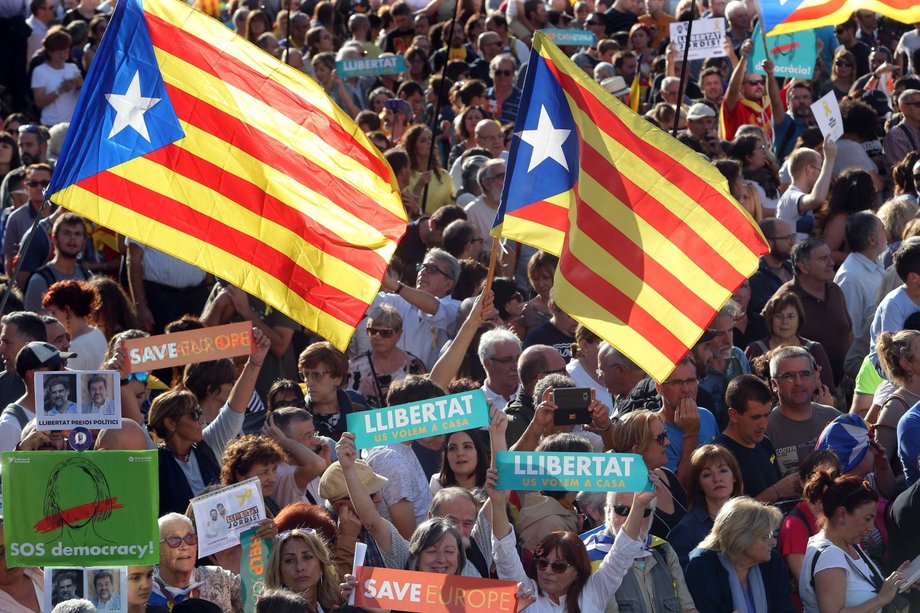 Protest w Barcelonie przeciwko planom Madrytu dot. ograniczenia autonomii Katalonii