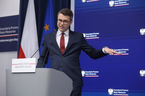 Rzecznik rządu Piotr Mueller podczas konferencji prasowej w siedzibie KPRM w Warszawie