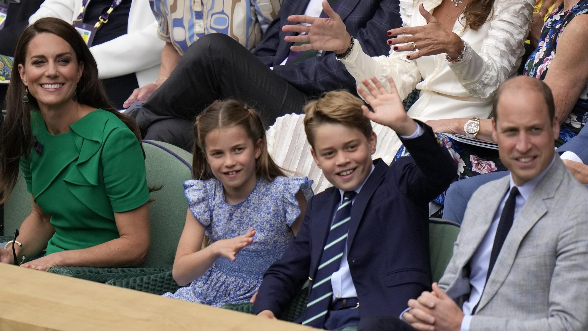 Kate, princezná z Walesu, princezná Charlotte, princ George a britský princ William počas finále Wimbledonu 2023.