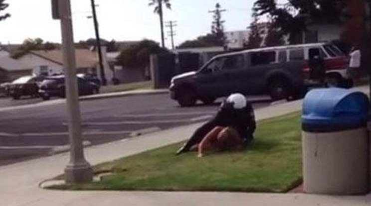 Durva! Ököllel verték a földön fekvő nőt a rendőrök - videó!