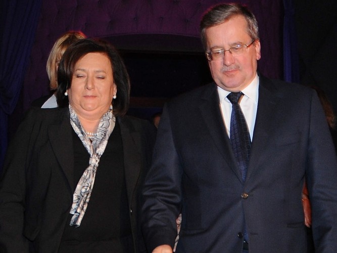 Jasna apaszka ożywiała stylizację.