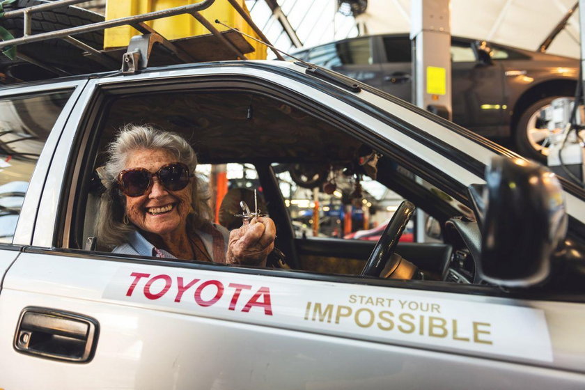 Ma 80 lat! Przejechała 12 tys. km starą Toyotą. Jechała do córki!!!