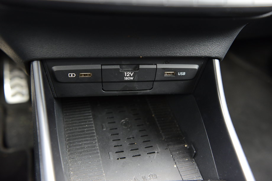 Hyundai Bayon - na środkowej konsoli ma miejsce na telefon wraz z zestawem gniazd do jego ładowania.
