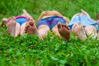 Ciało dziecka mówi więcej o emocjach niż słowa. "Jest sztywne? A może przeciwnie — ciągle w ruchu?"