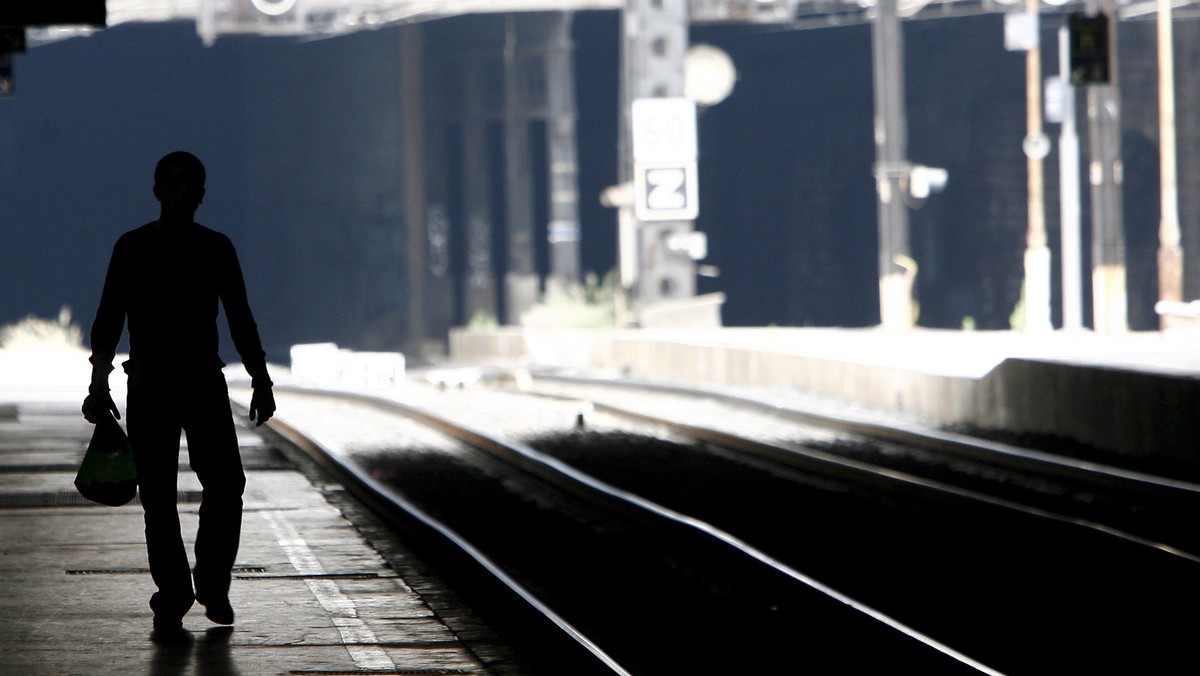 Kolejarze i pracownicy transportu publicznego w Paryżu i innych miastach Francji kontynuują rozpoczęty dzień wcześniej strajk przeciw reformie emerytalnej. Nie ma już natomiast utrudnień w ruchu lotniczym. Po wczorajszym strajku, który objął dużą część sektora publicznego i część prywatnego, pracownicy transportu zdecydowali przedłużyć protest, aby wymóc ustępstwa na rządzie.