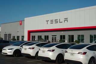 Analitycy: Tańsze pojazdy elektryczne Tesli mogą ożywić nieco sprzedaż, ale nie poprawią zysków