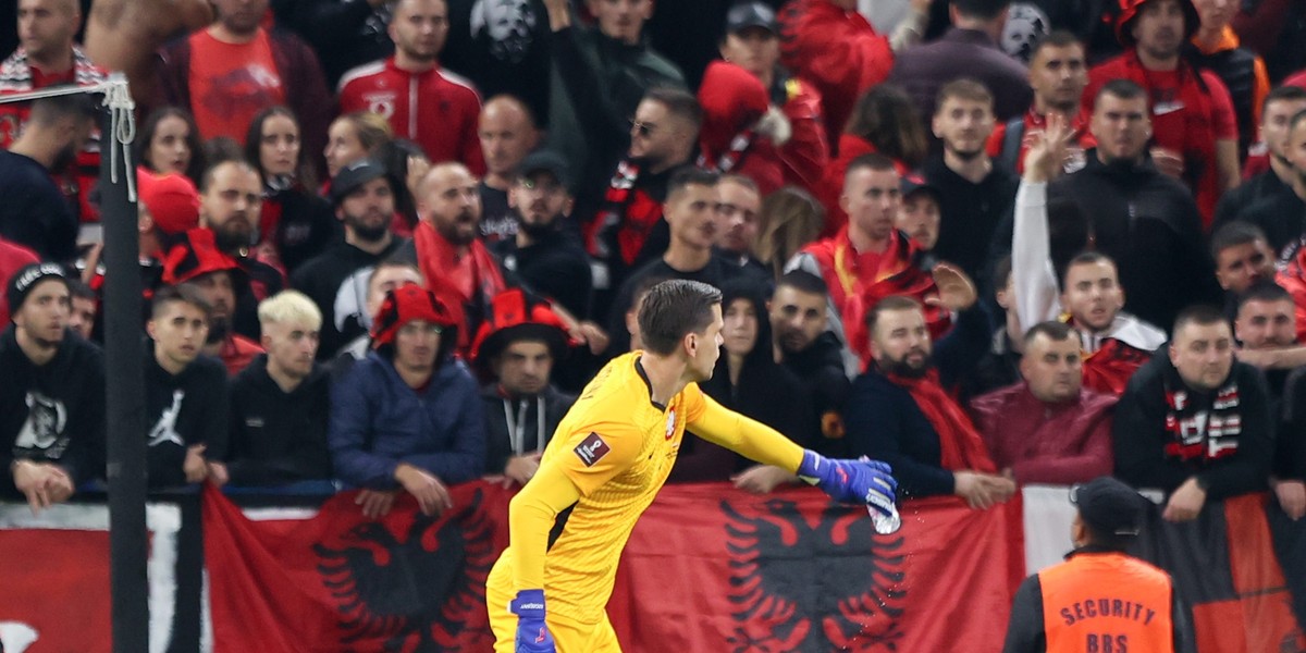 Wojciech Szczęsny musiał się bronić przed latającymi butelkami.