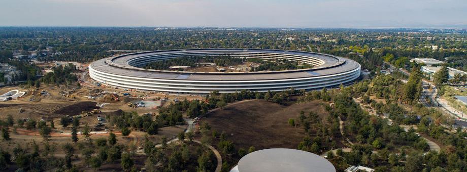 Nowa siedziba główna Apple w Cupertino w Kalifornii bywa porównywana do budynku Pentagonu. Architektura to nie jedyne podobieństwo. Największa firma świata tak bardzo dba o prywatność użytkowników swoich platform, że — zdaniem krytyków — w niedostatecznym stopniu pomaga służbom walczyć z rozpowszechnianiem dziecięcej pornografii.