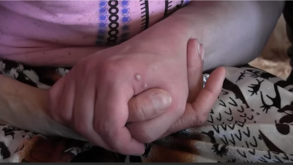 Majka ne ispušta sina iz ruku