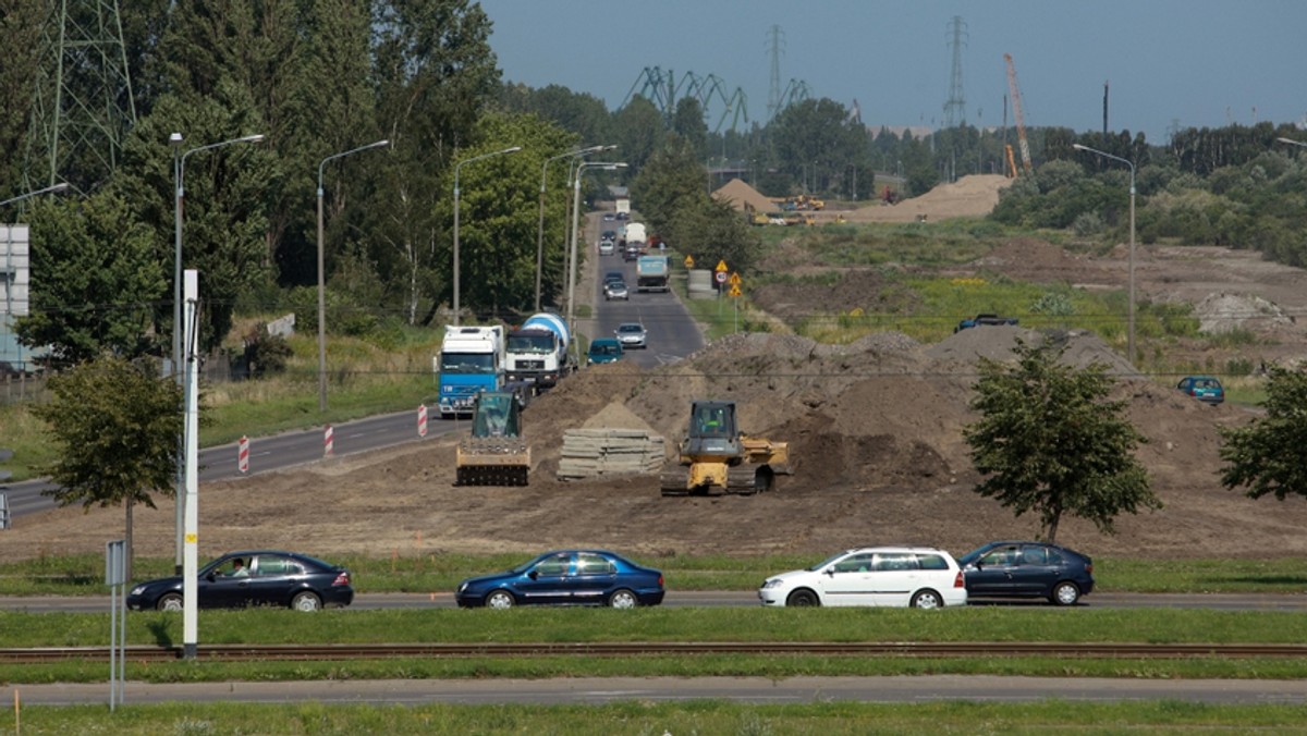 Już w ten weekend szykują się zmiany na budowanej Trasie Sucharskiego. W związku z prowadzonymi pracami zostanie zamknięty jeden z fragmentów trasy. Konieczne będą objazdy. Komunikacja miejska także pojedzie inaczej.