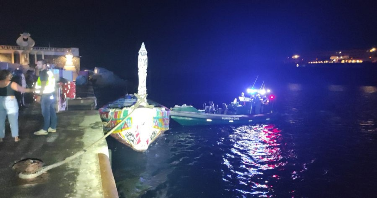 250 migrantes llegan en cayuco a La Restinga con 63 mujeres y 32 menores