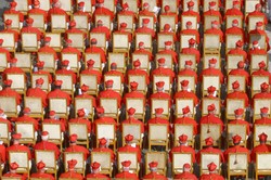 Konklawe 2025. Nie tylko kardynałowie, nawet woźni czy kucharze przysięgają milczenie. Za złamanie grozi surowa kara