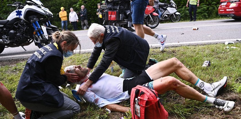 Tak bardzo chciała zaistnieć w mediach, że... przewróciła pół peletonu! Dramatyczne sceny na Tour de France