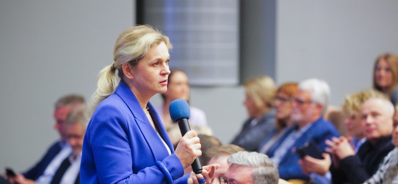 Nowacka podjęła "przyspieszoną decyzję" po konsultacji z Tuskiem. Zmiany w szkołach od 1 września