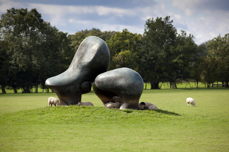 Rzeźba Henry'ego Moore'a "Sheep Piece" (1971-72), brąz (znak LH 627). Fot. Jonty Wilde