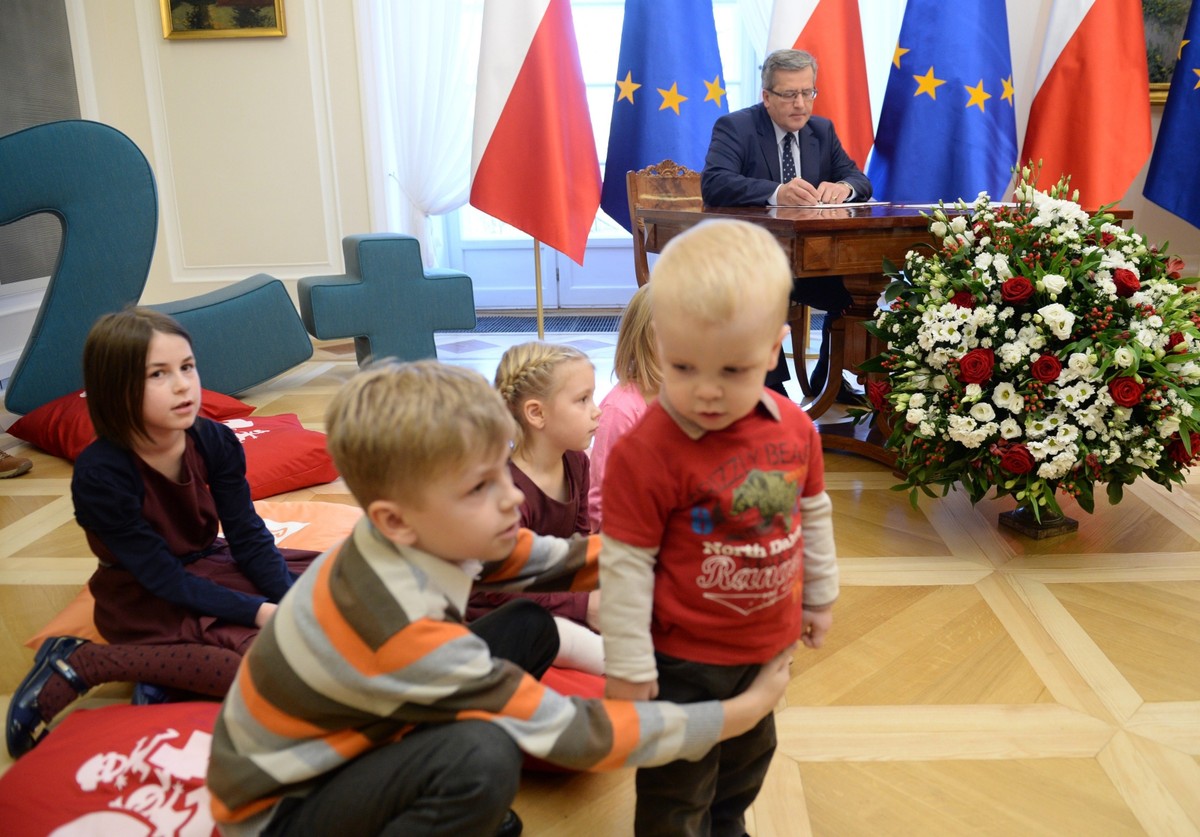 Prezydent Bronisław Komorowski podczas uroczystości podpisania ustawy podwyższającej ulgi podatkowe na dzieci