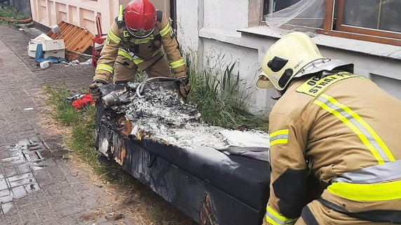 Pożar mieszkania w Trzebiszewie. Spaliła się wersalka