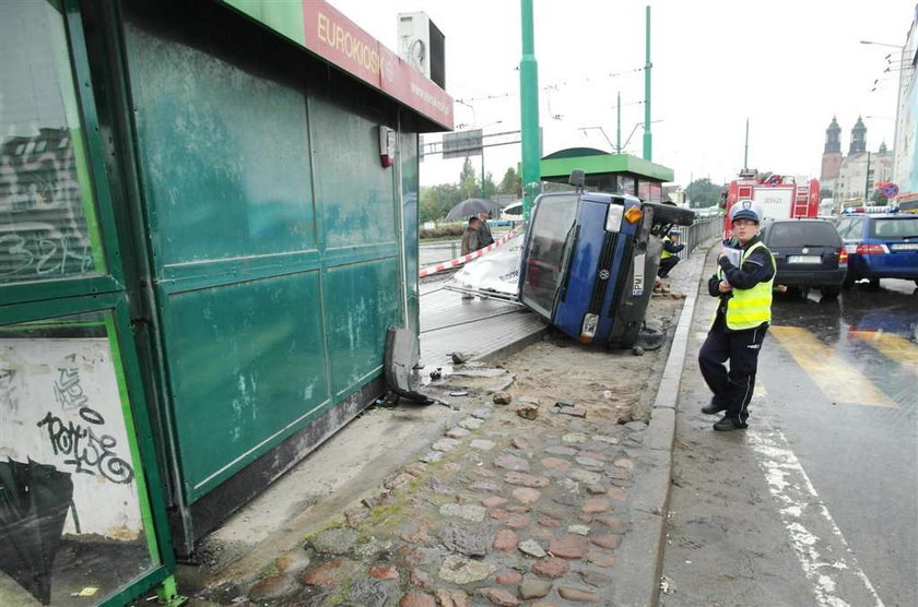 Bus wjechał w przystanek