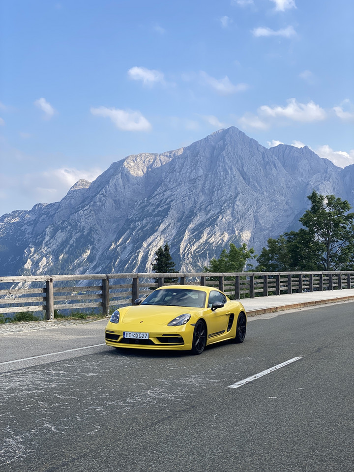 Porsche 718 Cayman T (982c, 2022 r.) – podróż w Alpy